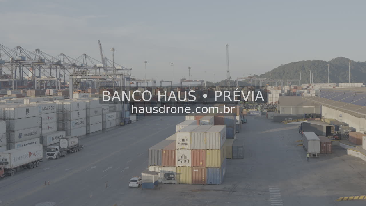 Contêineres e guindastes no terminal — Porto de Paranaguá, Paraná.