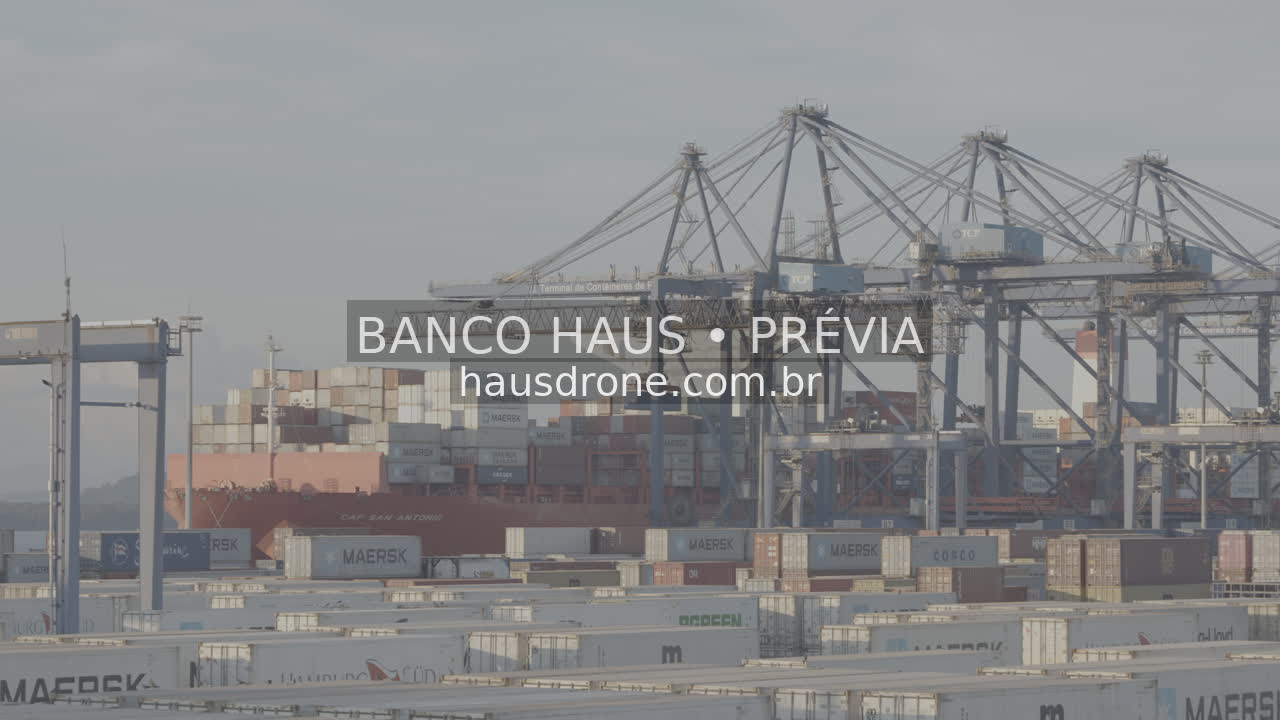 Contêineres e guindastes no terminal — Porto de Paranaguá, Paraná.