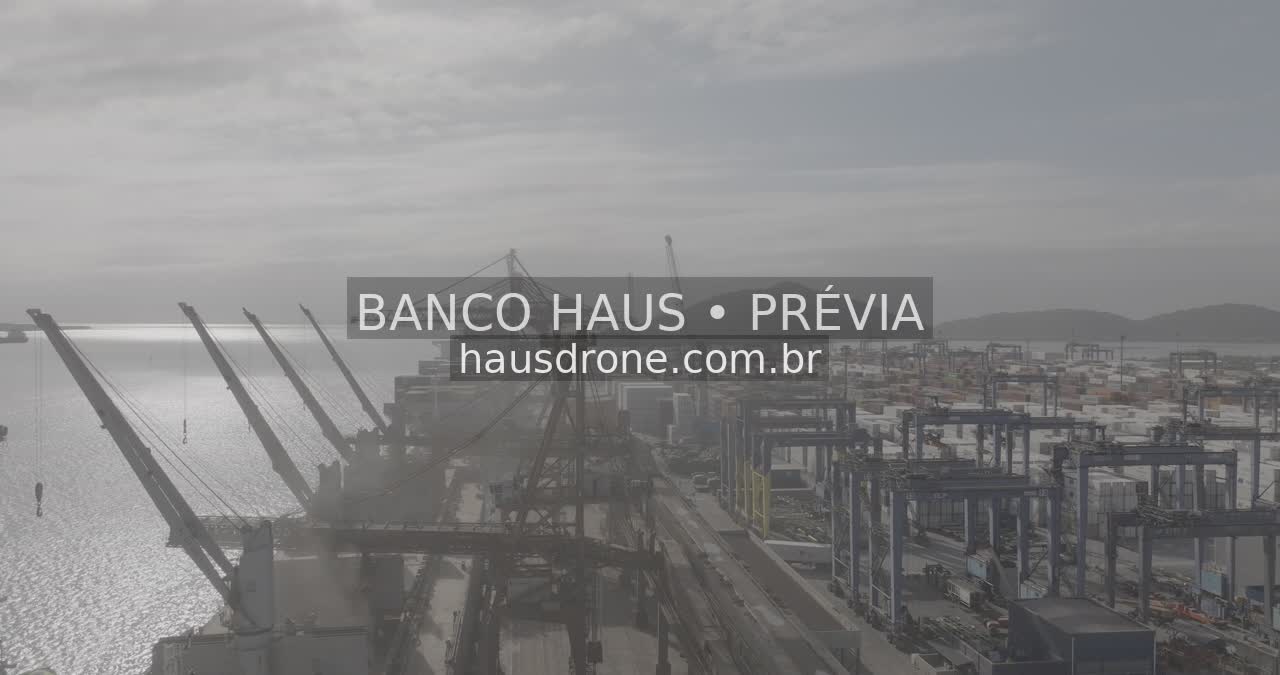 Guindastes e equipamentos portuários — Porto de Paranaguá, Paraná.