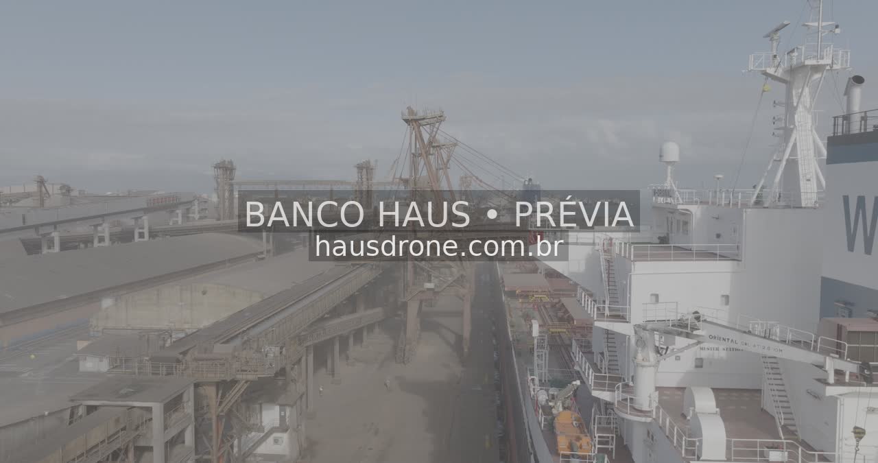 Navio e equipamentos no cais — Porto de Paranaguá, Paraná.