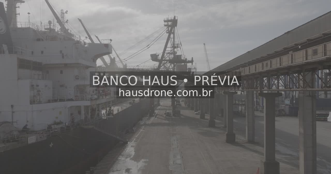 Navio e equipamentos no cais — Porto de Paranaguá, Paraná.