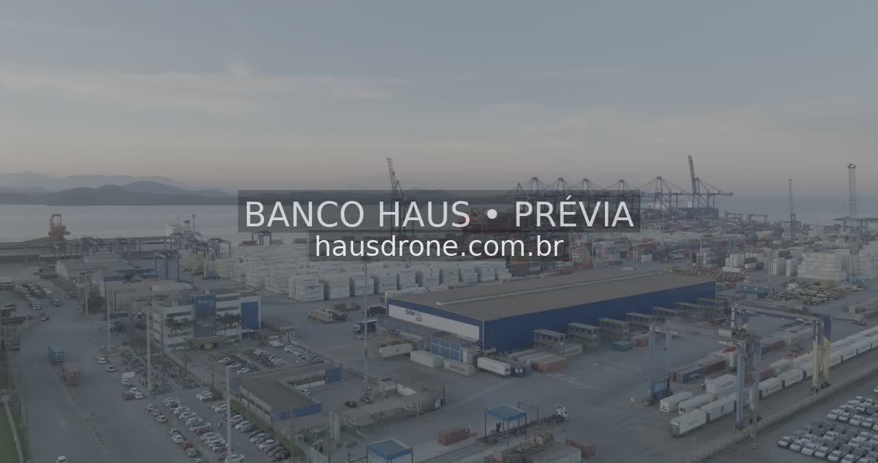 Terminal portuário e infraestrutura — Porto de Paranaguá, Paraná.