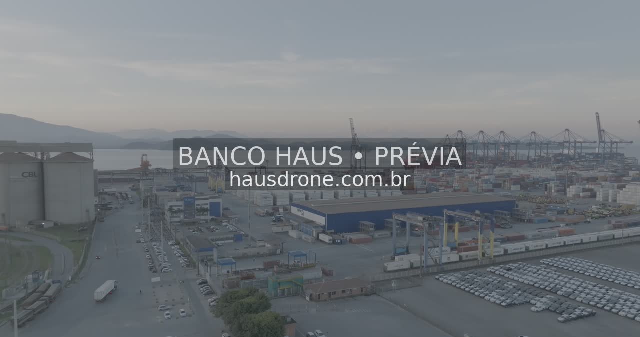 Terminal portuário e infraestrutura — Porto de Paranaguá, Paraná.