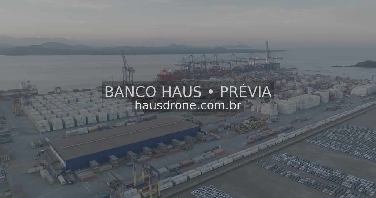 Terminal portuário e infraestrutura — Porto de Paranaguá, Paraná.