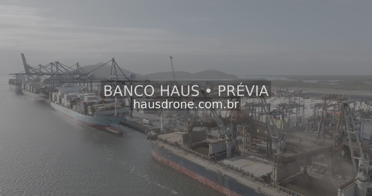 Terminal portuário e infraestrutura — Porto de Paranaguá, Paraná.