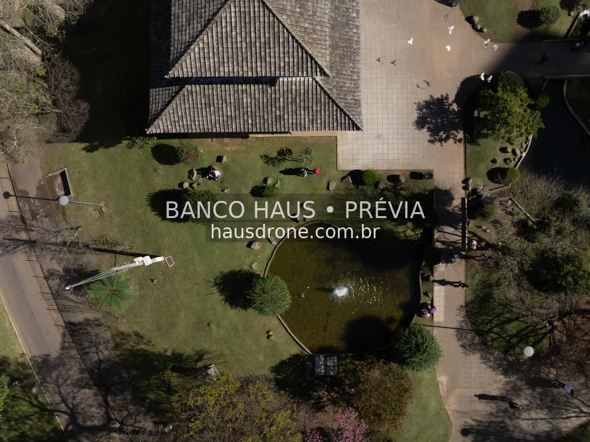 Jardim e pavilhão vistos de cima — Praça do Japão em Curitiba, Paraná.