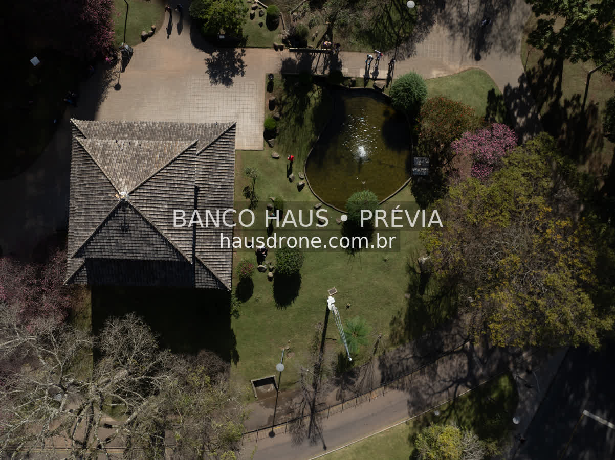 Jardim e pavilhão vistos de cima — Praça do Japão em Curitiba, Paraná.
