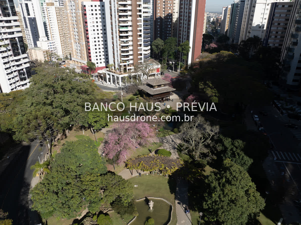Jardins e arquitetura da praça — Praça do Japão em Curitiba, Paraná.