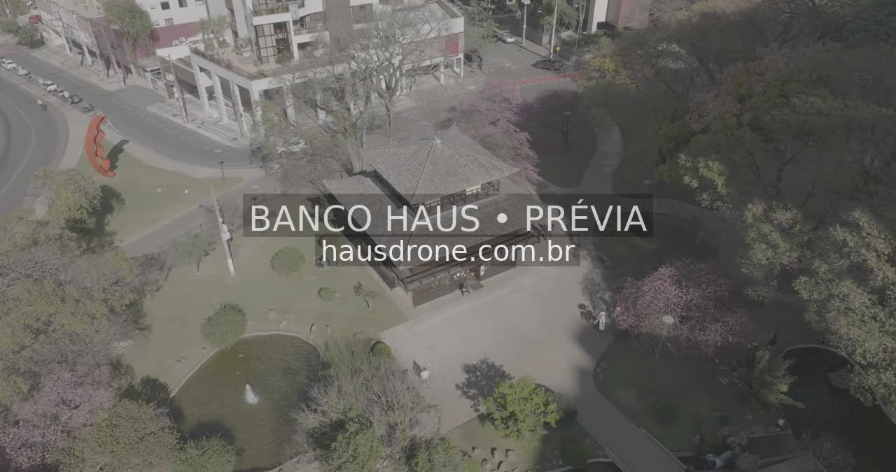 Jardins e arquitetura da praça — Praça do Japão em Curitiba, Paraná.