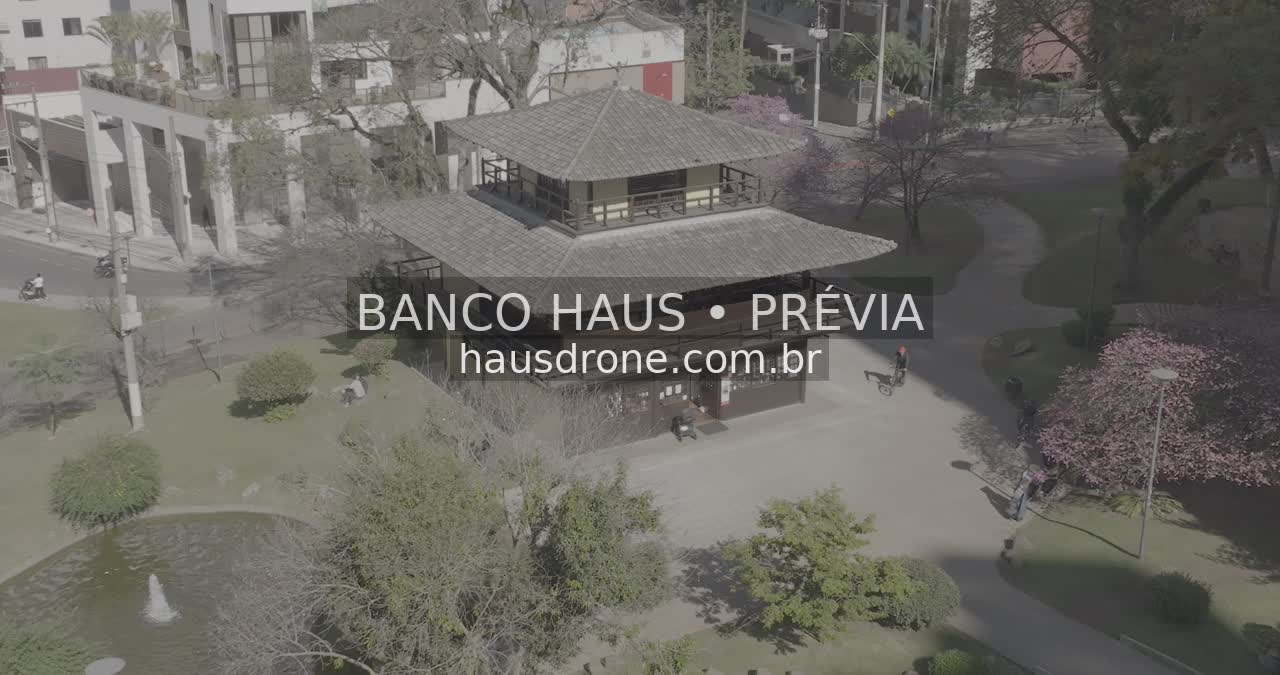 Jardins e arquitetura da praça — Praça do Japão em Curitiba, Paraná.