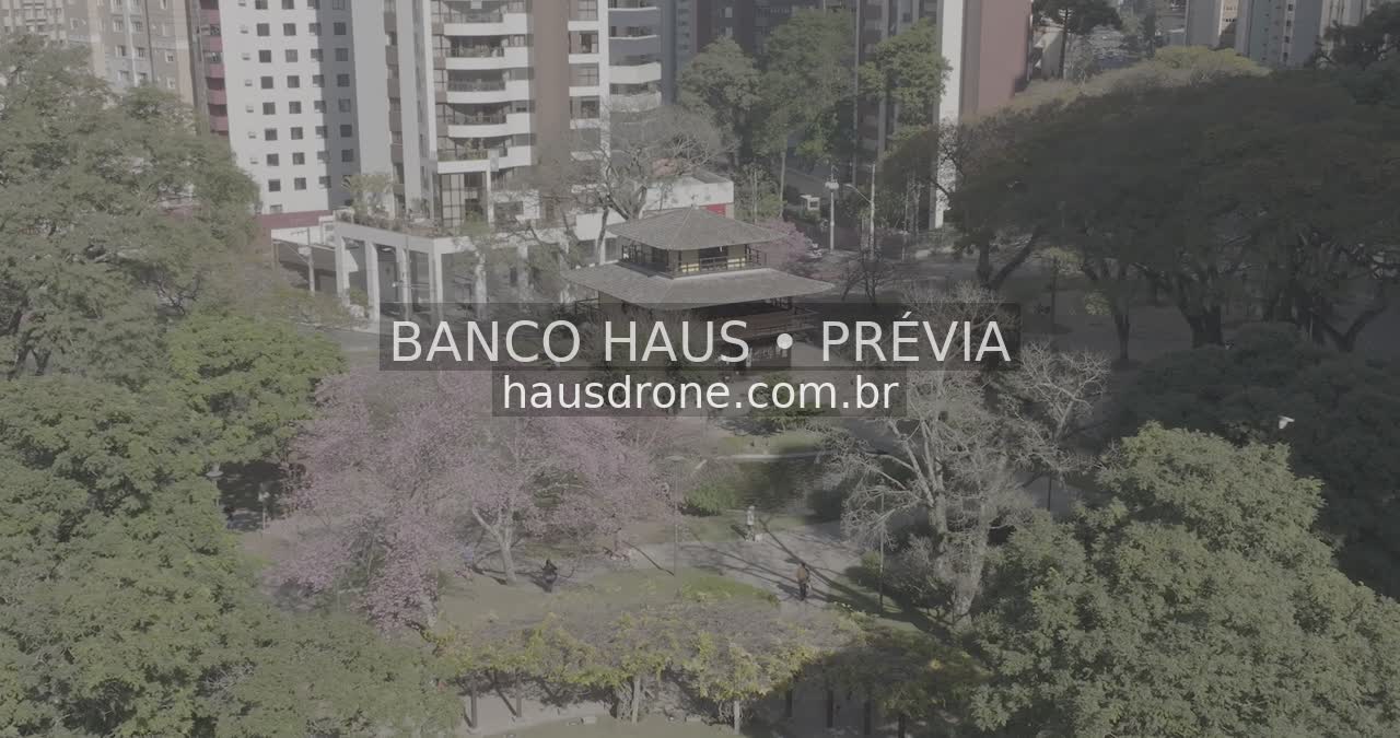 Jardins e arquitetura da praça — Praça do Japão em Curitiba, Paraná.