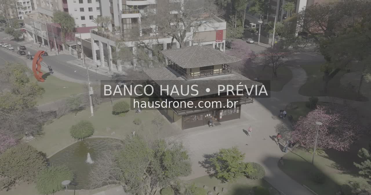 Jardins e arquitetura da praça — Praça do Japão em Curitiba, Paraná.