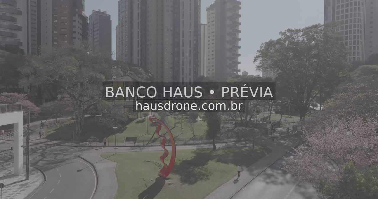 Jardins e arquitetura da praça — Praça do Japão em Curitiba, Paraná.