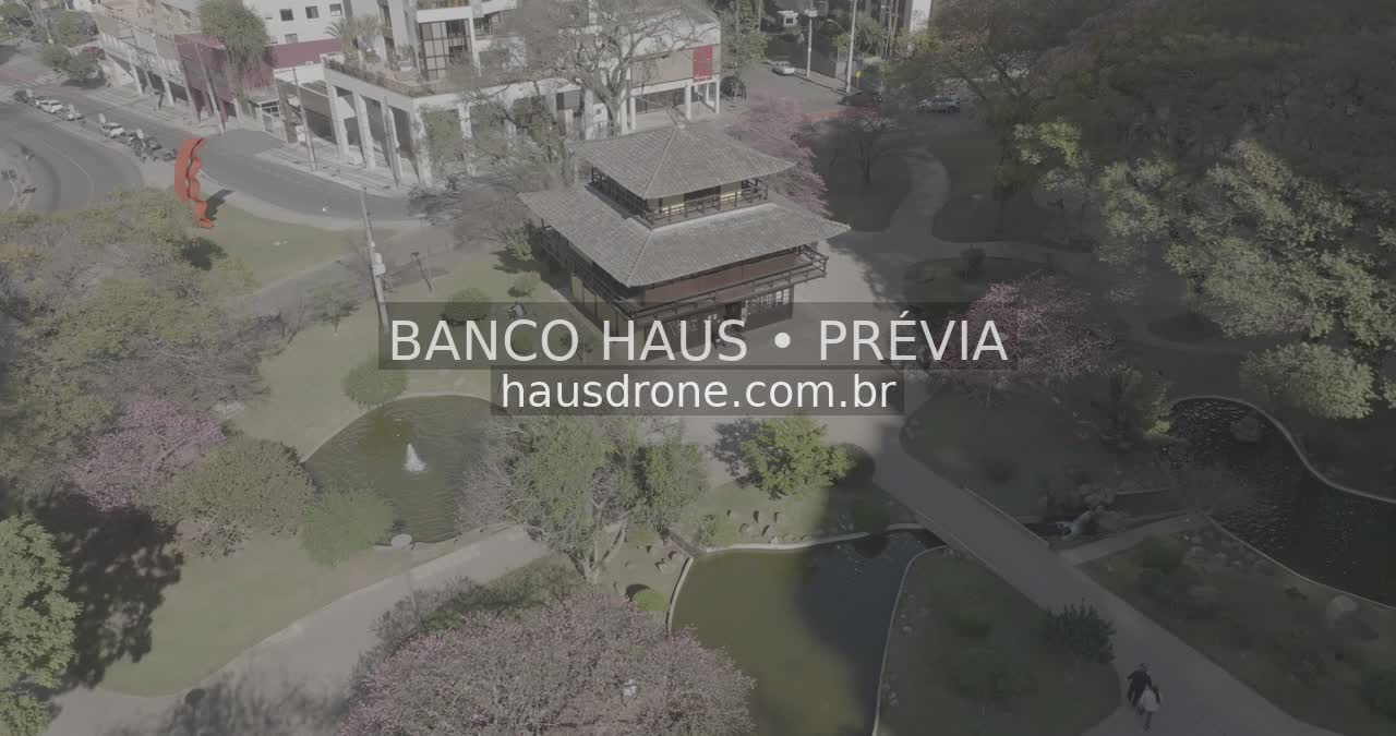 Jardins e arquitetura da praça — Praça do Japão em Curitiba, Paraná.