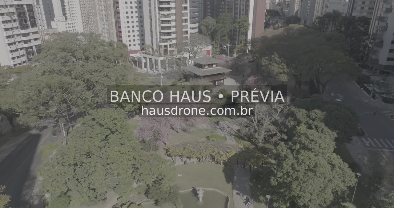 Jardins e arquitetura da praça — Praça do Japão em Curitiba, Paraná.