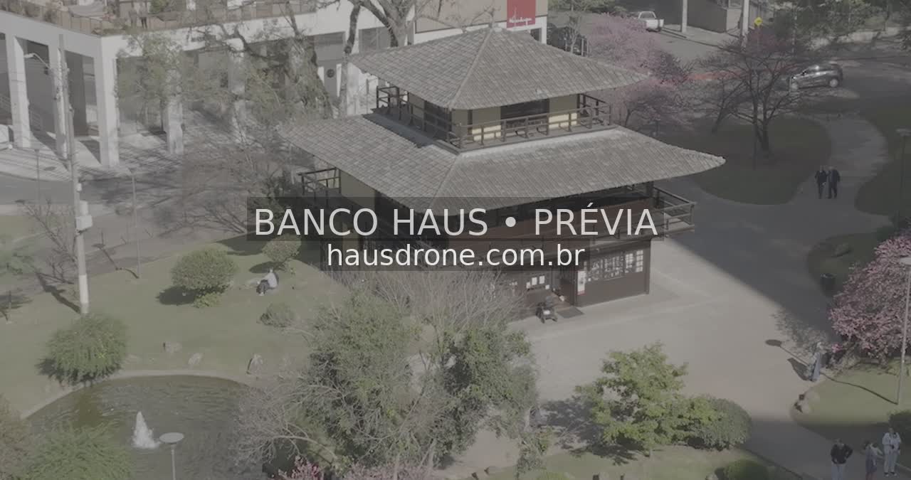 Jardins e arquitetura da praça — Praça do Japão em Curitiba, Paraná.