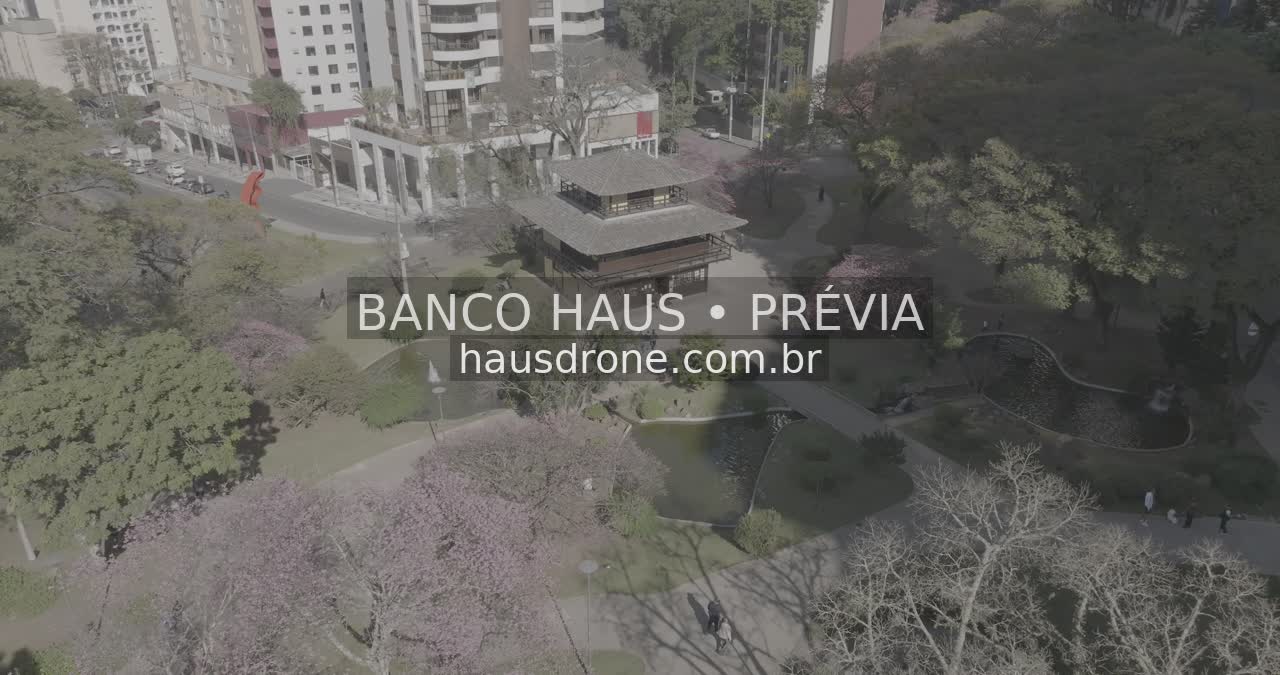 Jardins e arquitetura da praça — Praça do Japão em Curitiba, Paraná.