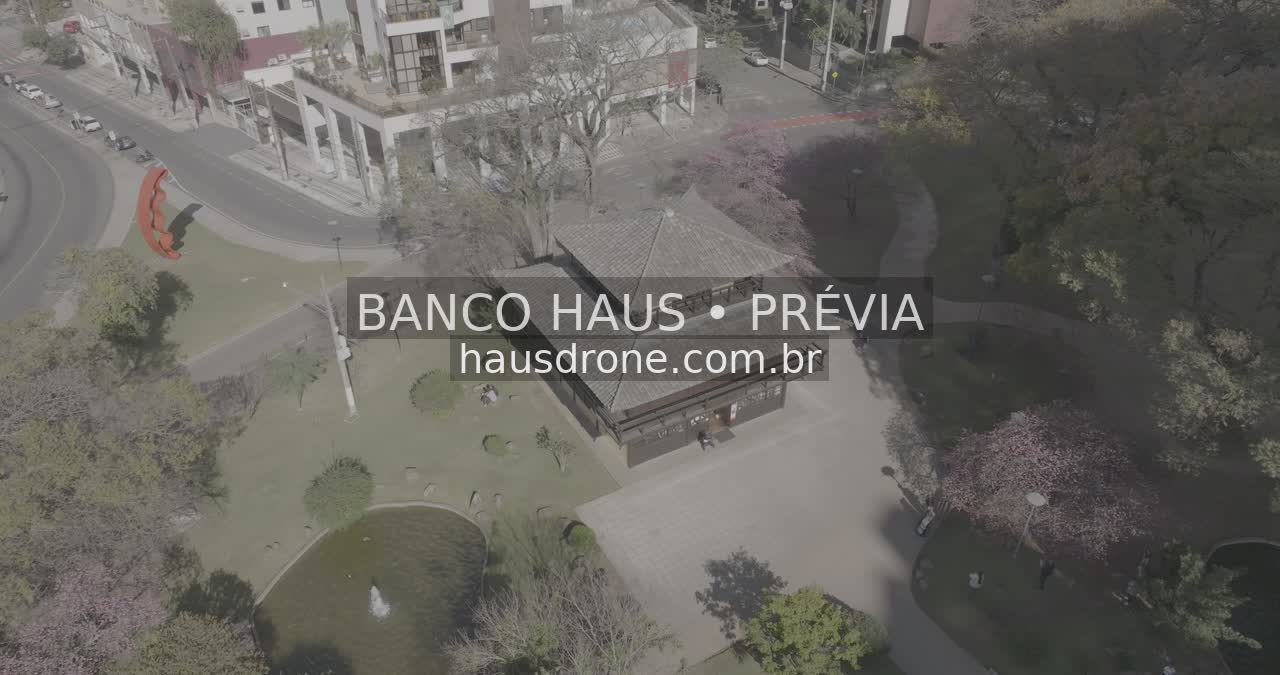 Jardins e arquitetura da praça — Praça do Japão em Curitiba, Paraná.