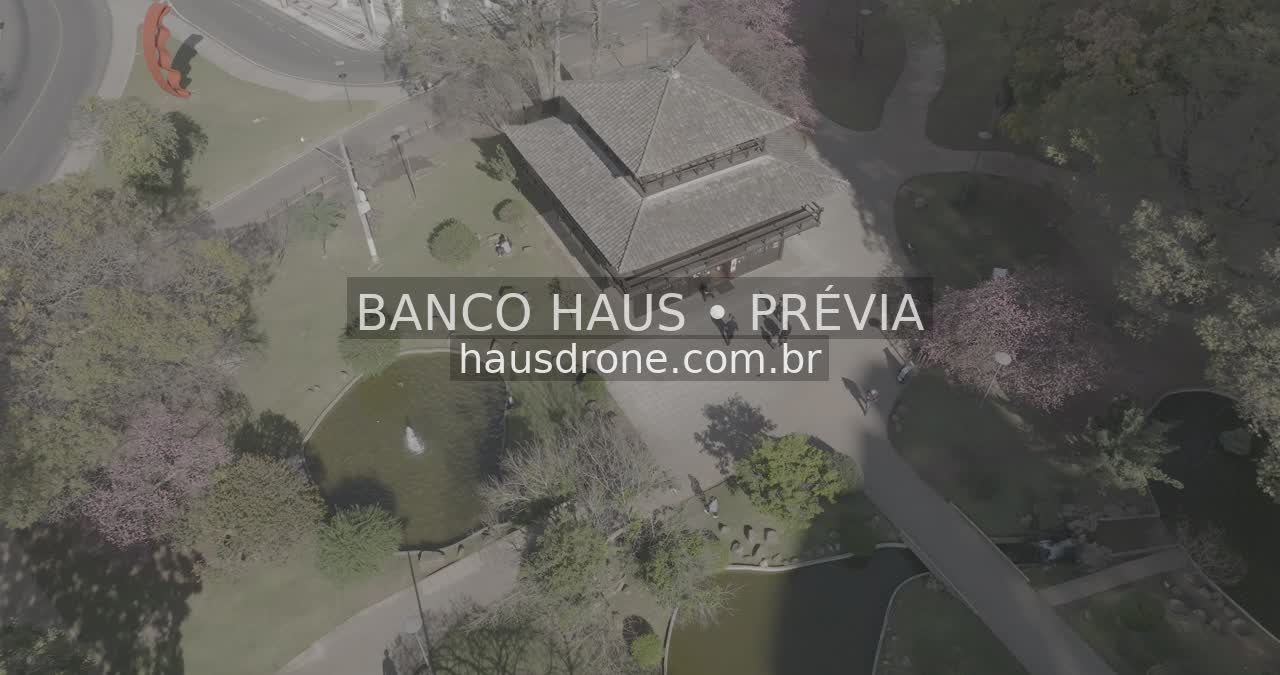 Jardins e arquitetura da praça — Praça do Japão em Curitiba, Paraná.