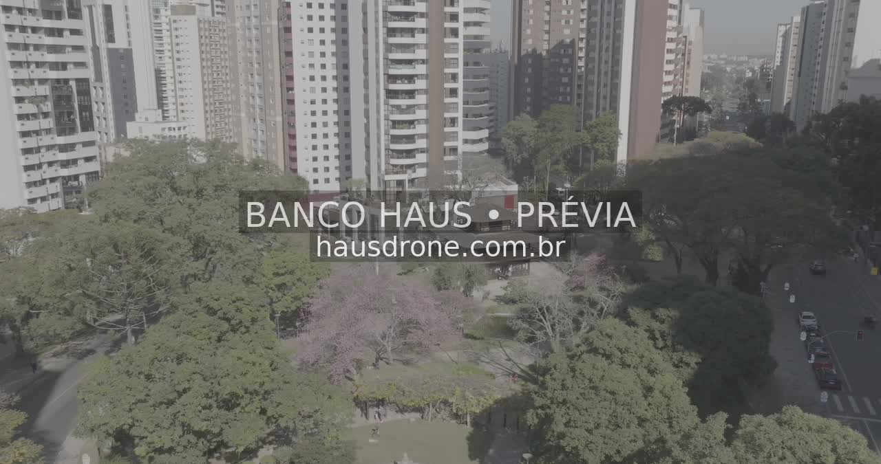 Jardins e arquitetura da praça — Praça do Japão em Curitiba, Paraná.