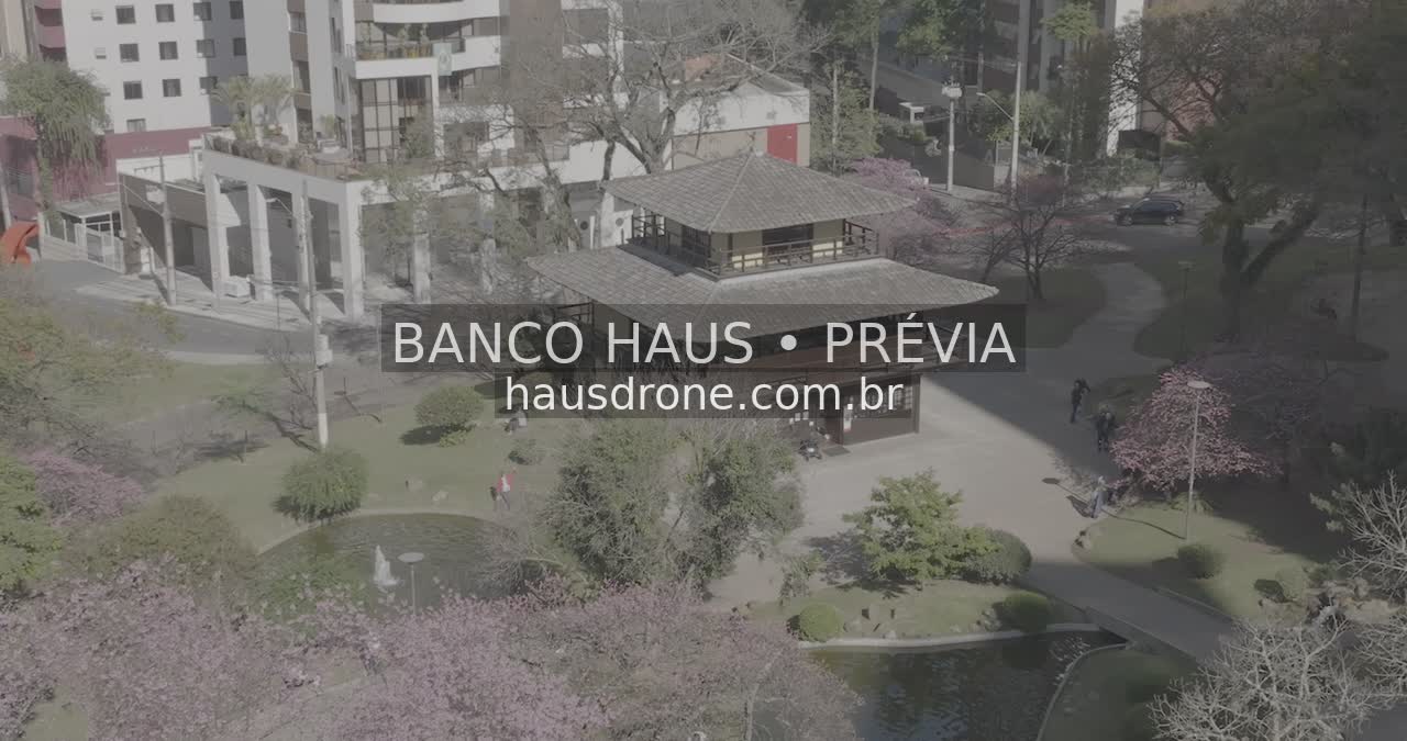 Jardins e arquitetura da praça — Praça do Japão em Curitiba, Paraná.