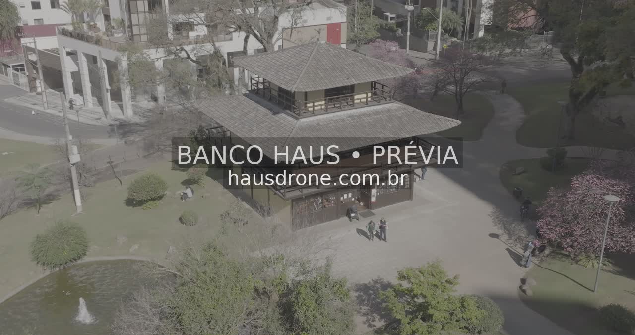 Jardins e arquitetura da praça — Praça do Japão em Curitiba, Paraná.