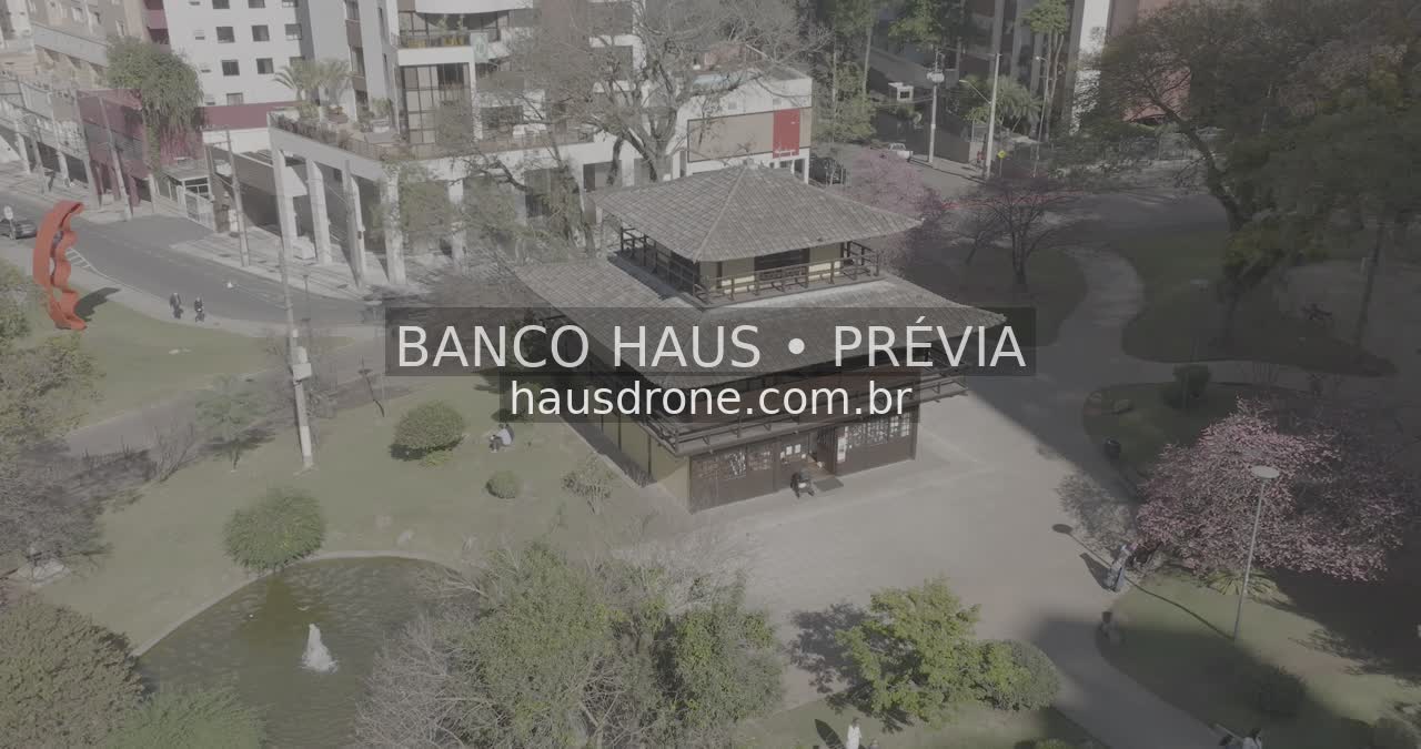 Jardins e arquitetura da praça — Praça do Japão em Curitiba, Paraná.