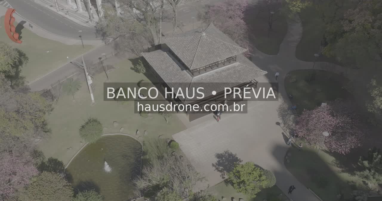 Jardins e arquitetura da praça — Praça do Japão em Curitiba, Paraná.