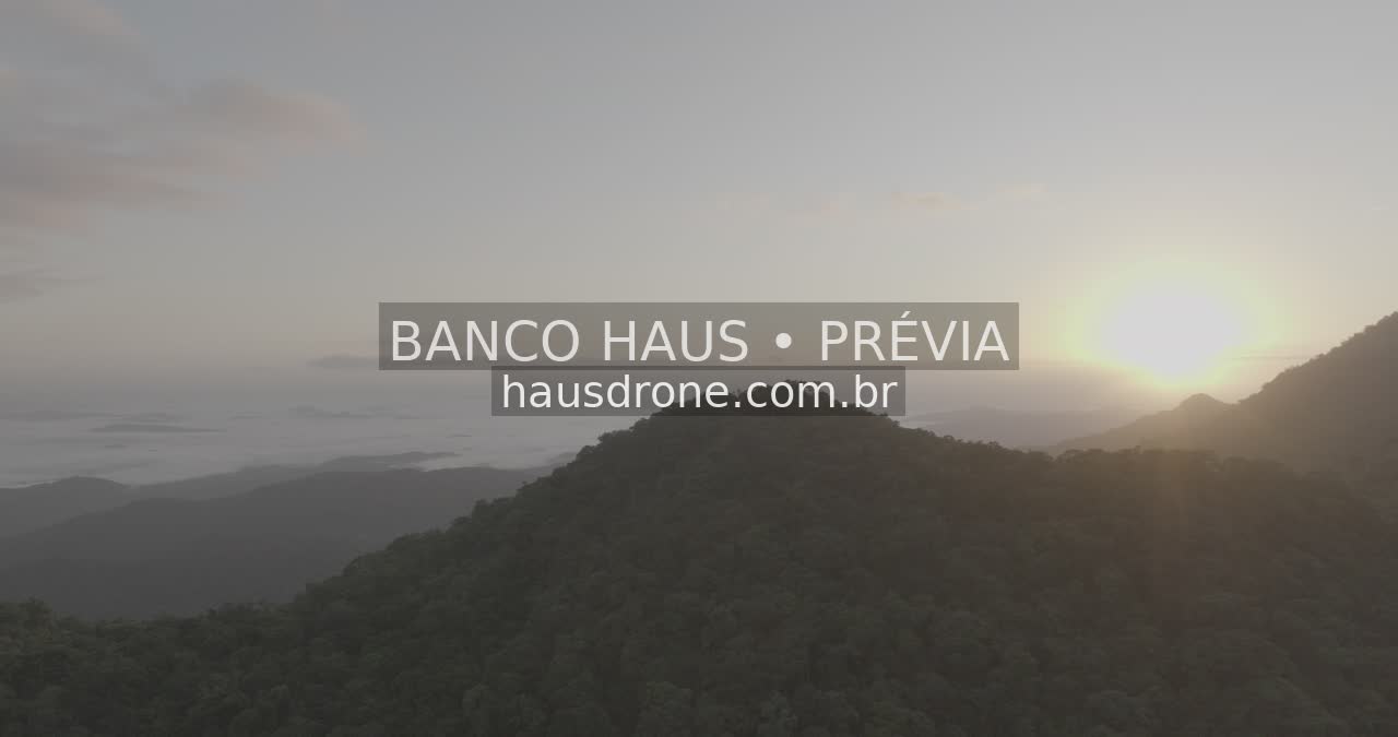 Paisagem serrana e vegetação no litoral do Paraná — Região de Paranaguá, Paraná.
