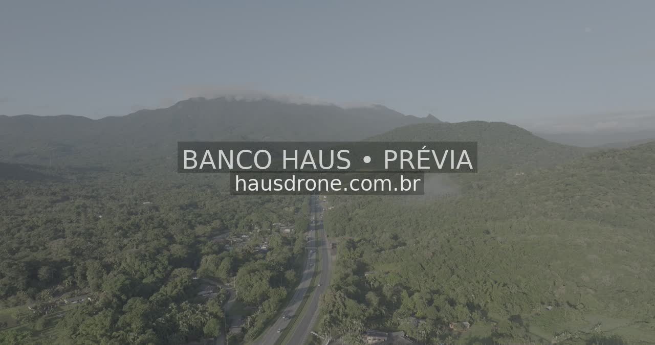 Paisagem serrana e vegetação no litoral do Paraná — Região de Paranaguá, Paraná.