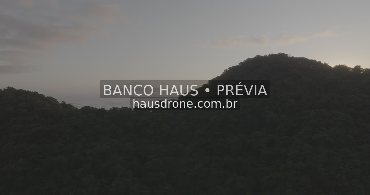 Paisagem serrana e vegetação no litoral do Paraná — Região de Paranaguá, Paraná.