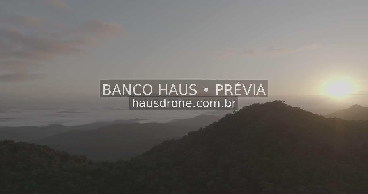 Paisagem serrana e vegetação no litoral do Paraná — Região de Paranaguá, Paraná.