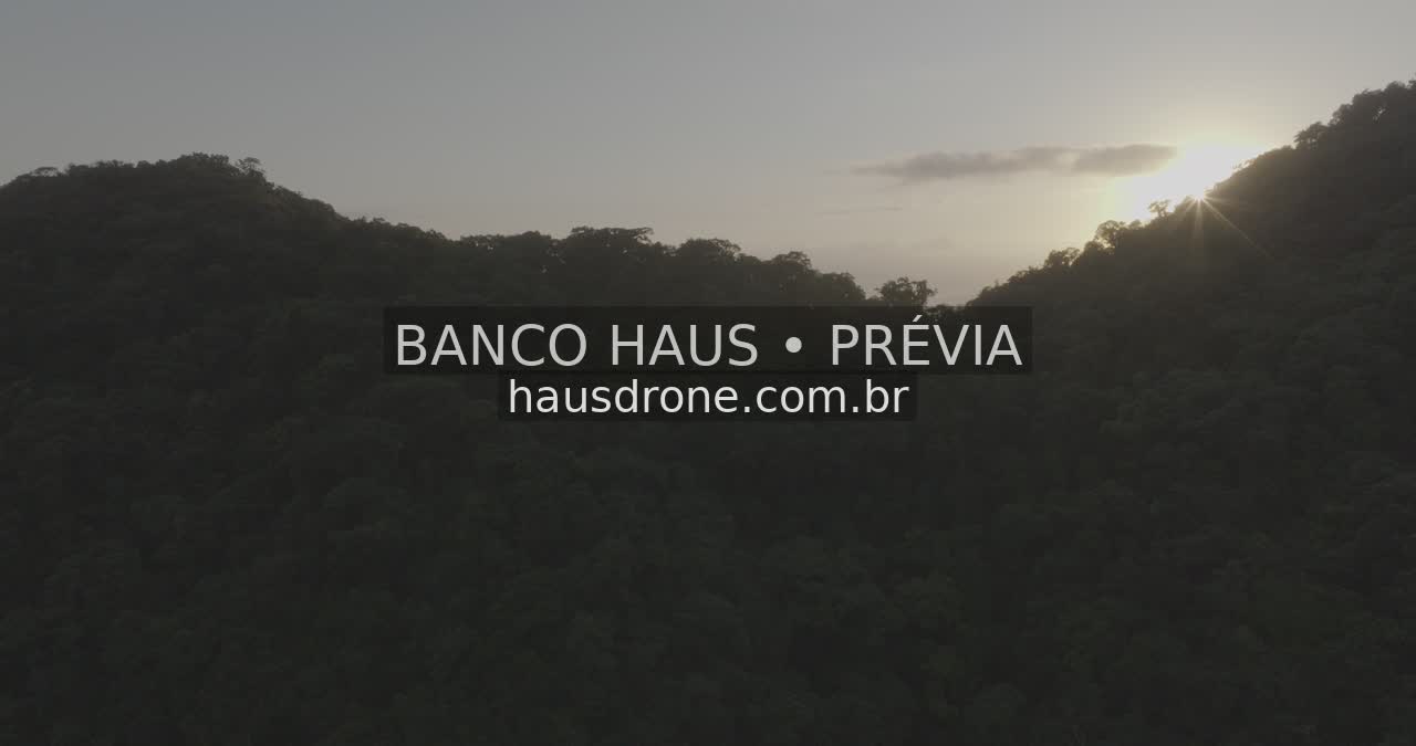 Paisagem serrana e vegetação no litoral do Paraná — Região de Paranaguá, Paraná.