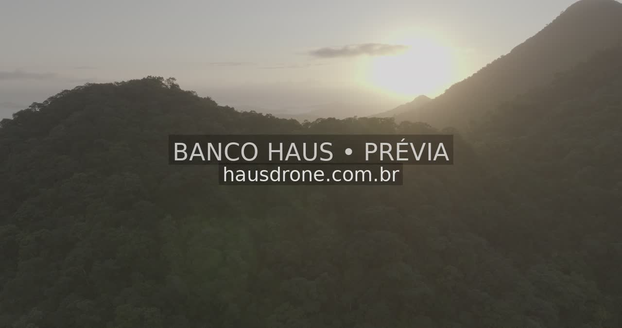 Paisagem serrana e vegetação no litoral do Paraná — Região de Paranaguá, Paraná.