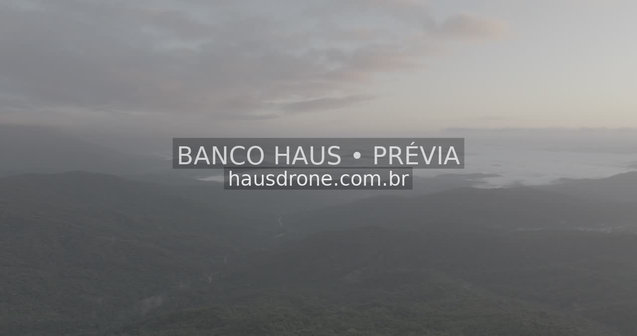 Paisagem serrana e vegetação no litoral do Paraná — Região de Paranaguá, Paraná.