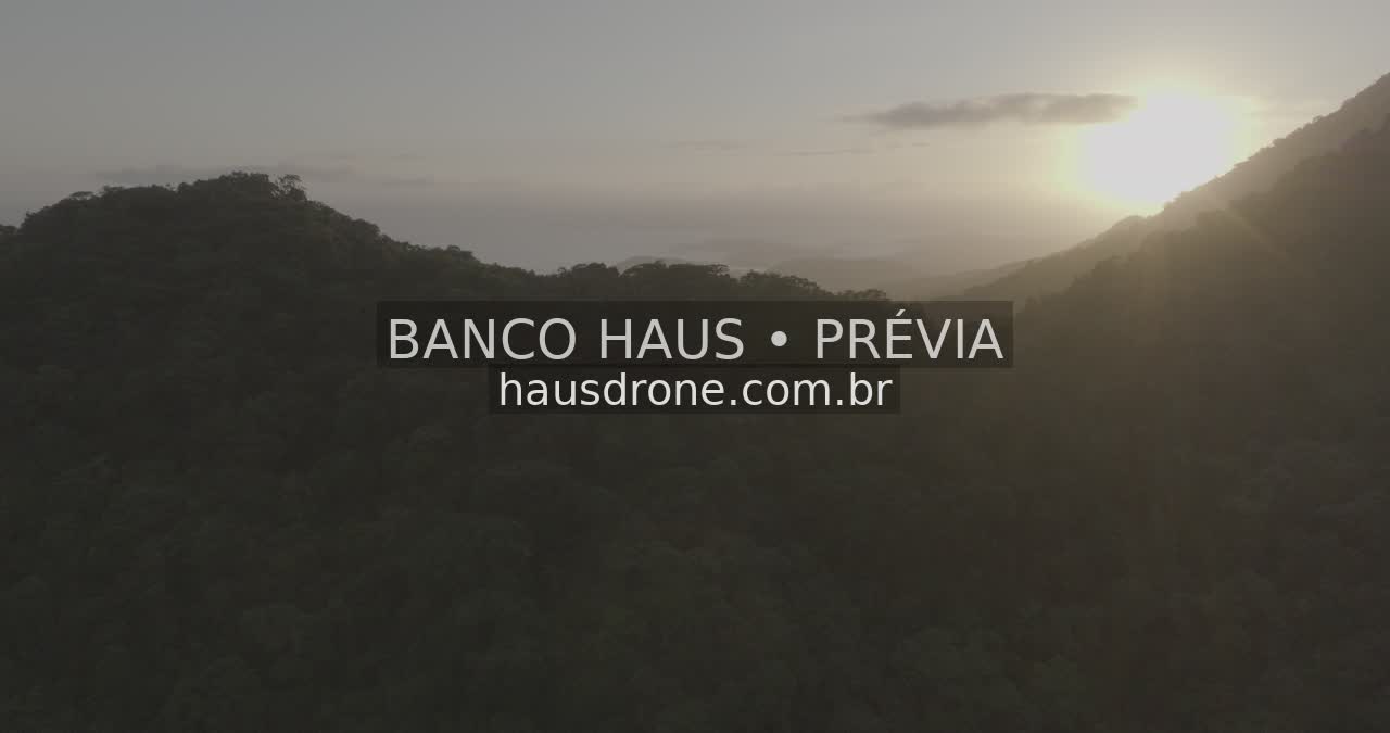 Paisagem serrana e vegetação no litoral do Paraná — Região de Paranaguá, Paraná.