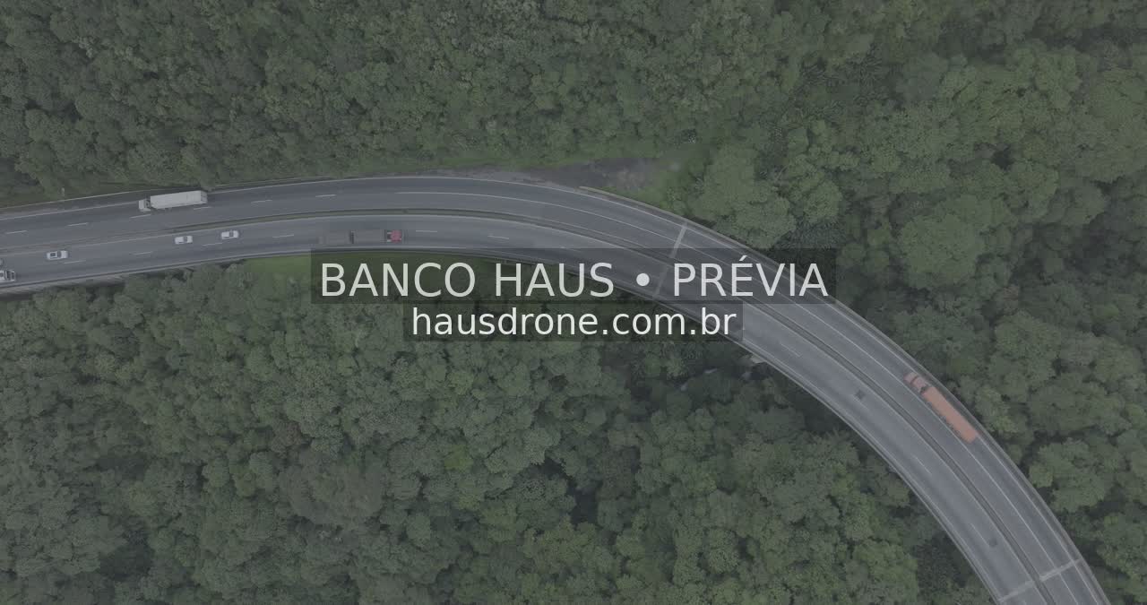 Rodovia entre morros e vegetação — Região de Paranaguá, Paraná.