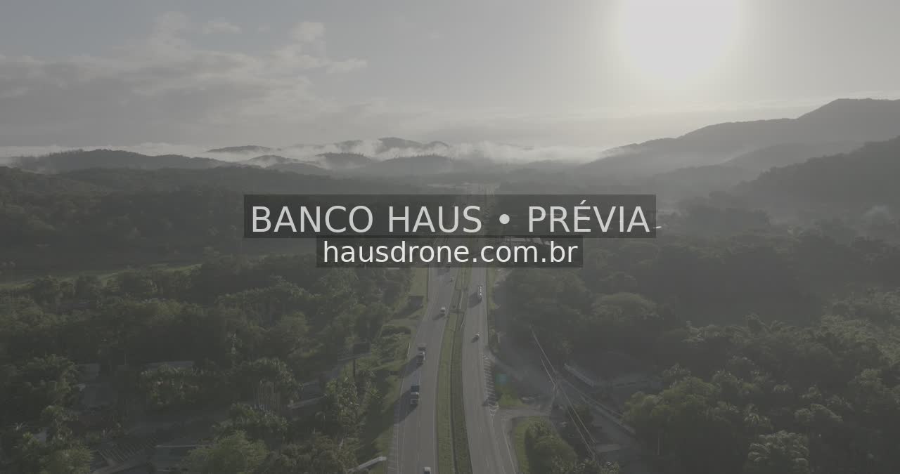 Rodovia entre morros e vegetação — Região de Paranaguá, Paraná.