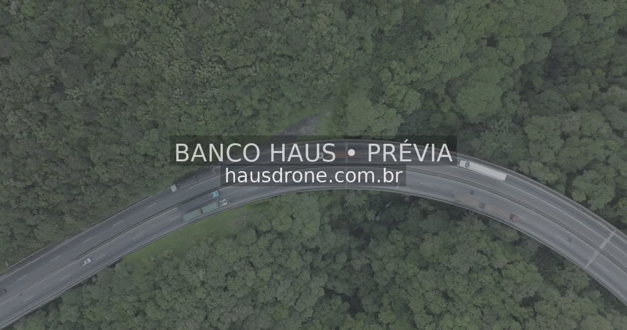 Rodovia entre morros e vegetação — Região de Paranaguá, Paraná.