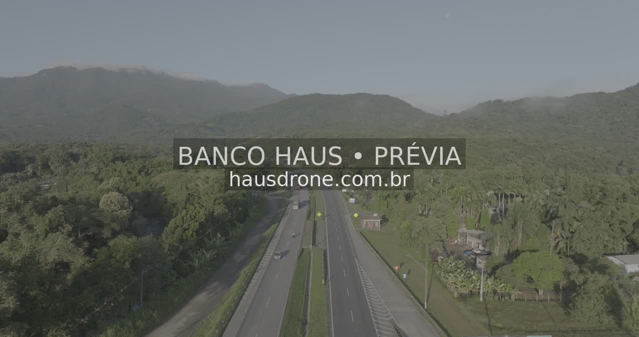 Rodovia entre morros e vegetação — Região de Paranaguá, Paraná.