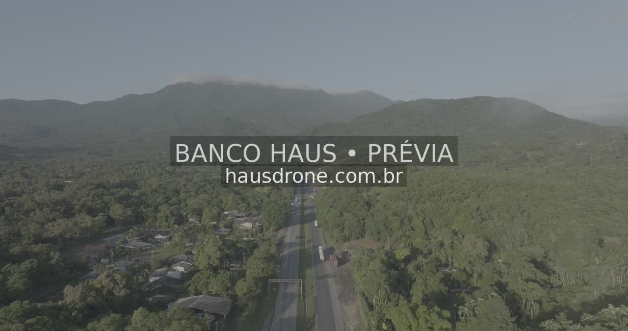 Rodovia entre morros e vegetação — Região de Paranaguá, Paraná.