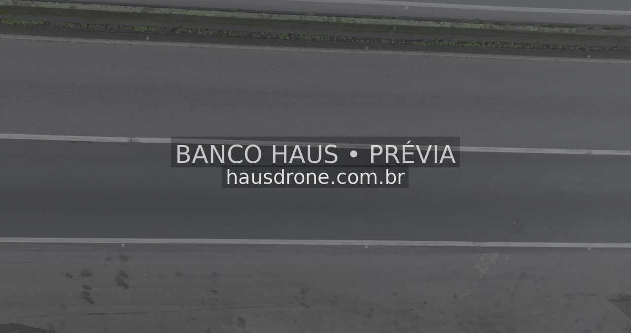 Rodovia entre morros e vegetação — Região de Paranaguá, Paraná.