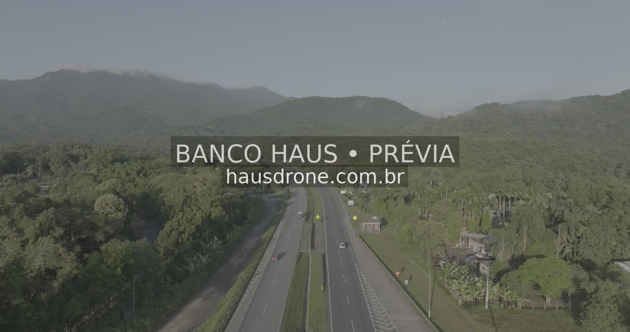 Rodovia entre morros e vegetação — Região de Paranaguá, Paraná.