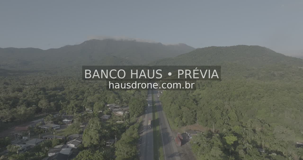 Rodovia entre morros e vegetação — Região de Paranaguá, Paraná.