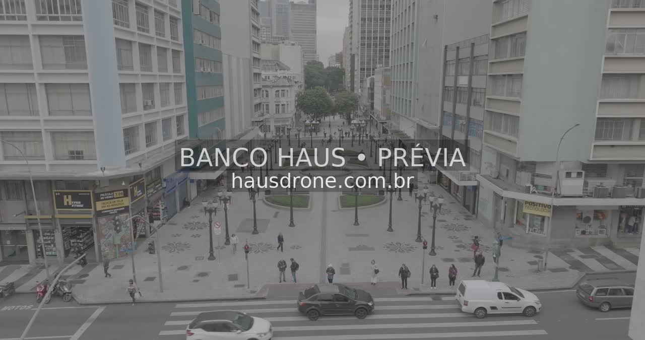 Calçadão e edifícios do Centro — Rua XV de Novembro em Curitiba, Paraná.