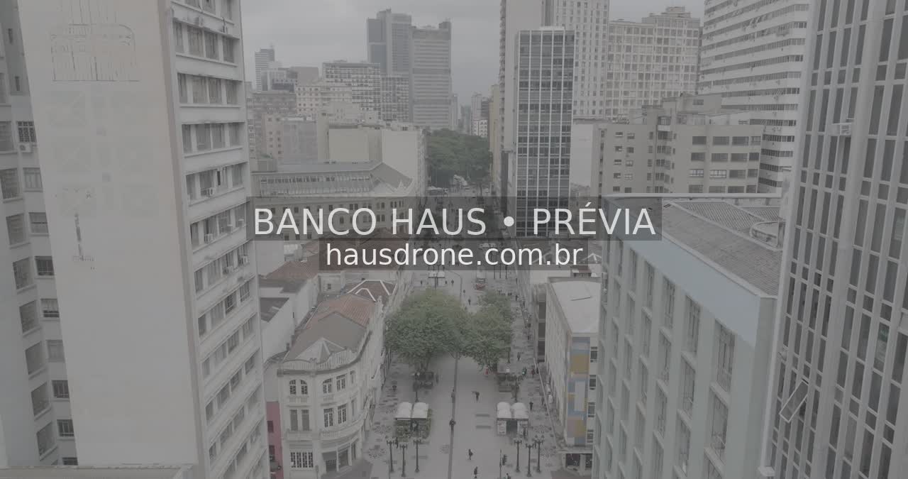 Calçadão entre edifícios visto do alto — Rua XV de Novembro em Curitiba, Paraná.