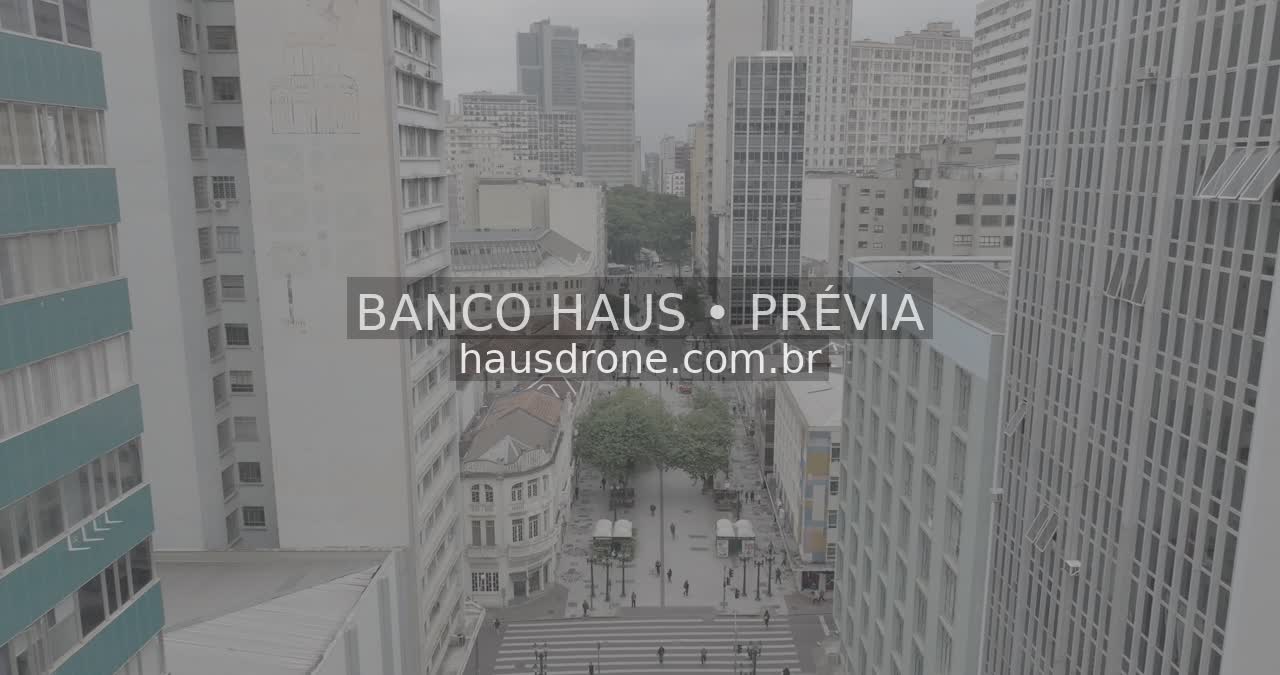 Calçadão entre edifícios visto do alto — Rua XV de Novembro em Curitiba, Paraná.