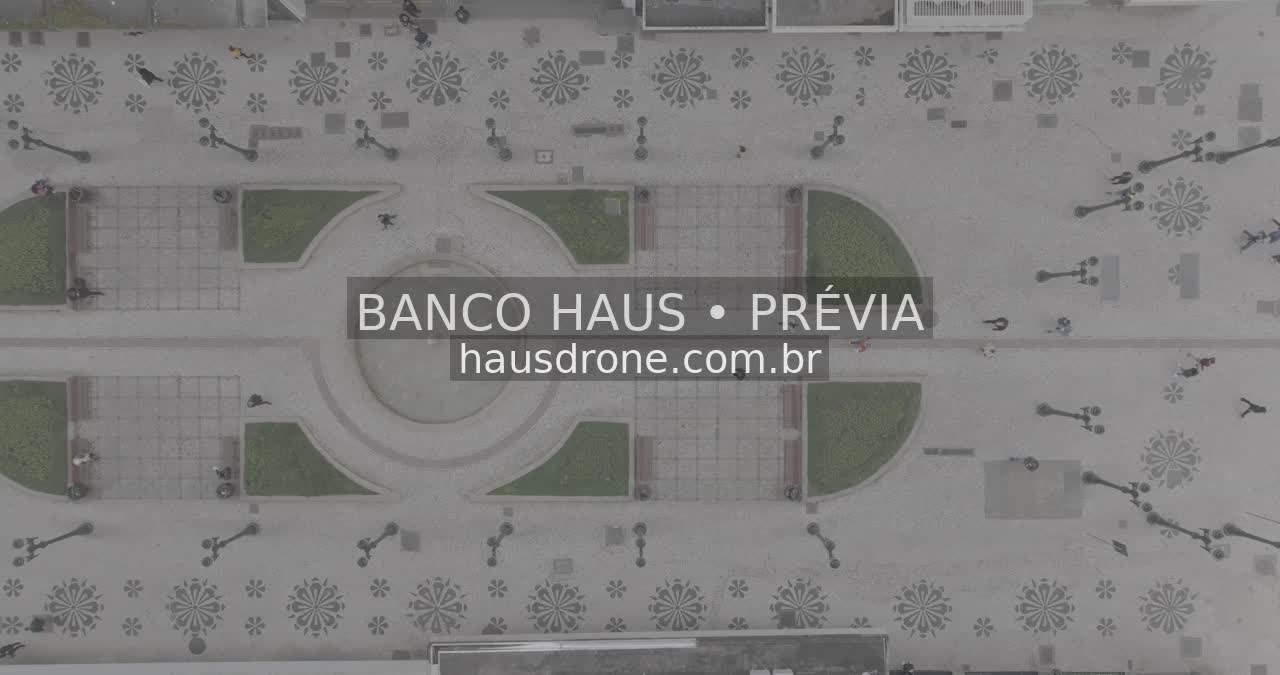 Desenhos do pavimento e pedestres vistos de cima — Rua XV de Novembro em Curitiba, Paraná.