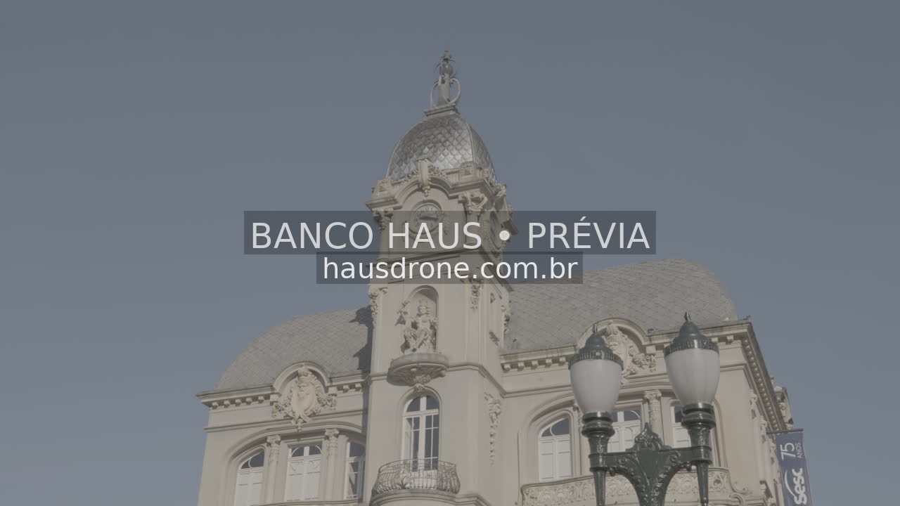 Detalhes de fachada histórica — Rua XV de Novembro em Curitiba, Paraná.