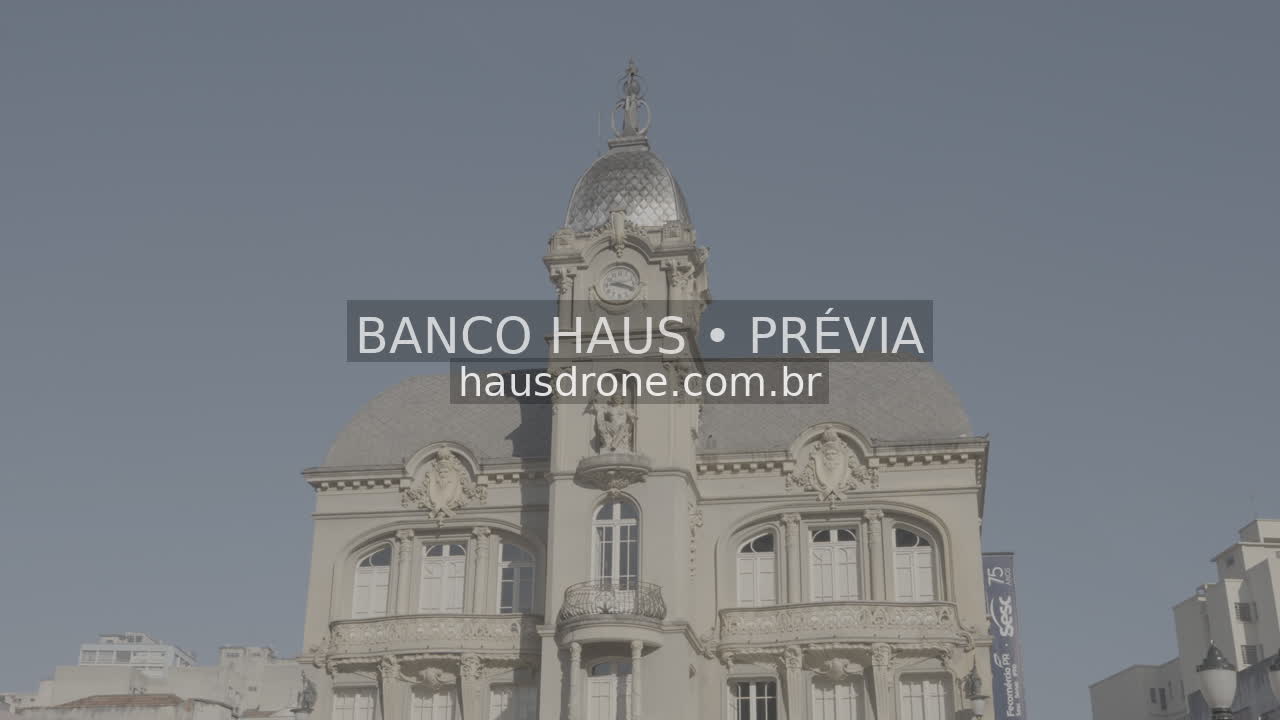 Detalhes de fachada histórica — Rua XV de Novembro em Curitiba, Paraná.